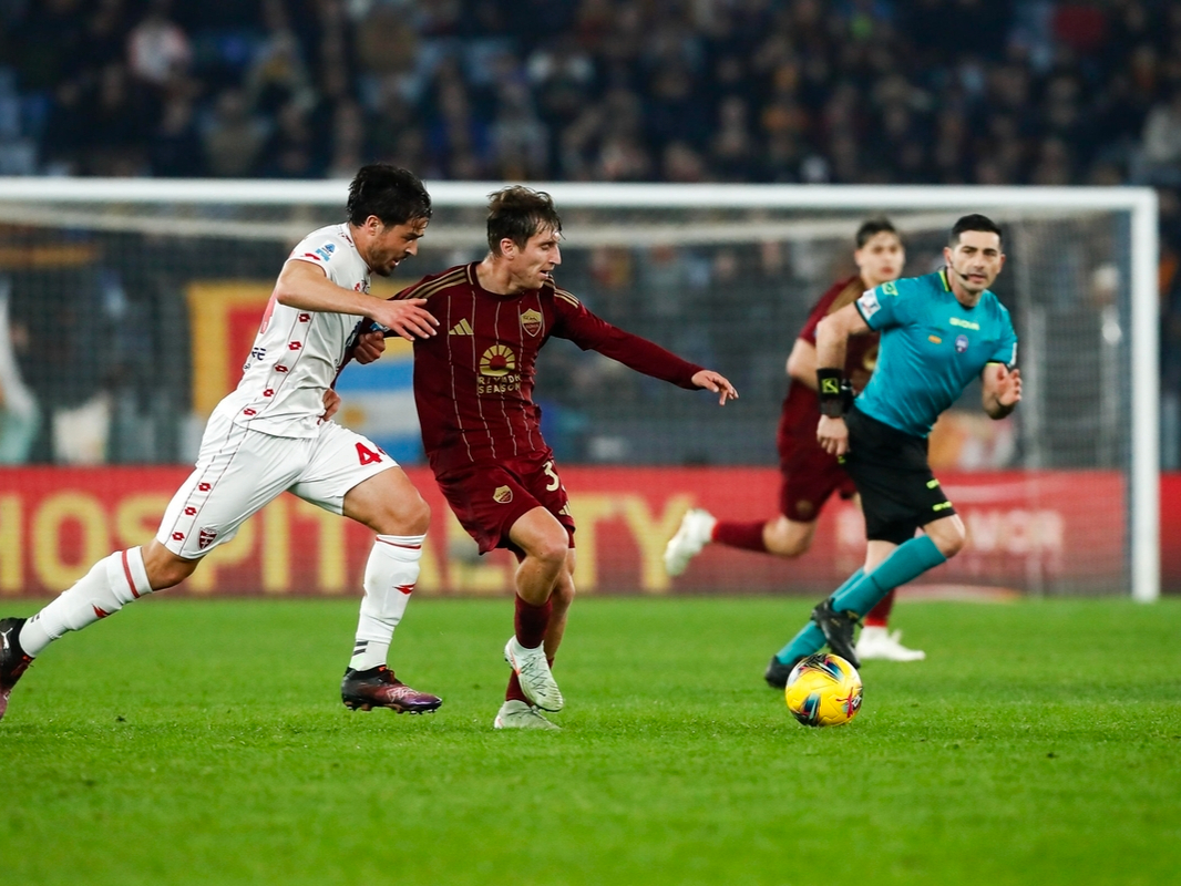 包含清晨意大利杯焦点战；埃因霍温内部沟通；球迷炸锅；轮换策略成焦点的词条