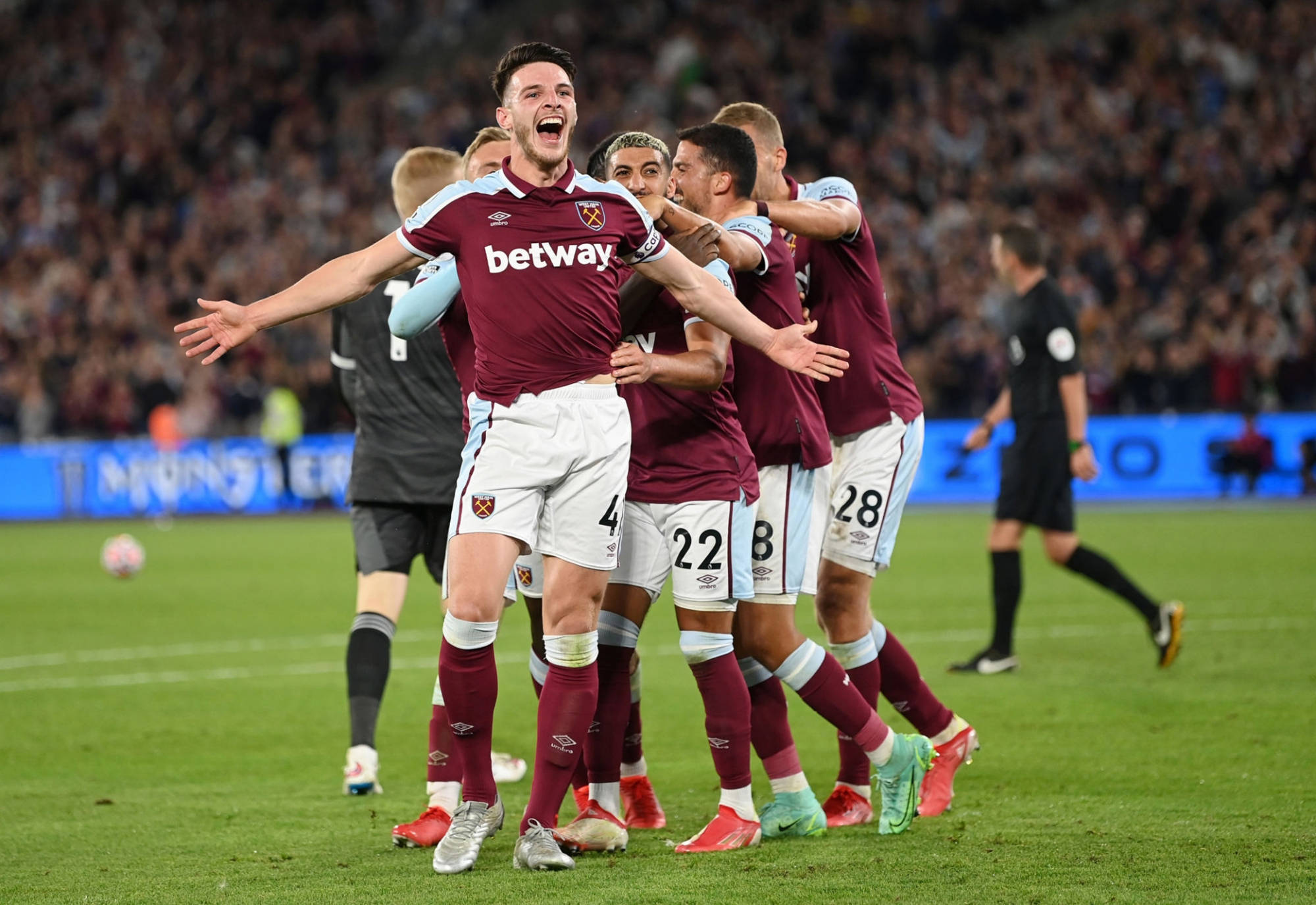 包含这也行？莱万多夫斯基连续三场比赛得分超过连败今夜西汉姆调整名单——法甲节点到来，费耶诺德冲刺阶段手感冰凉的词条